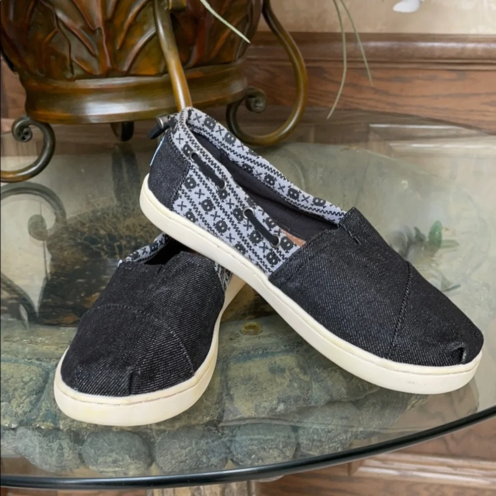TOMS Black Denim Shoes Skull & Cross Bones Youth Unisex Slip-Ons Sz 2